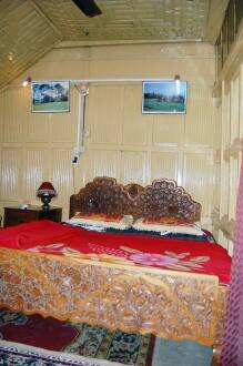 Houseboat Snow View, Srinagar 2